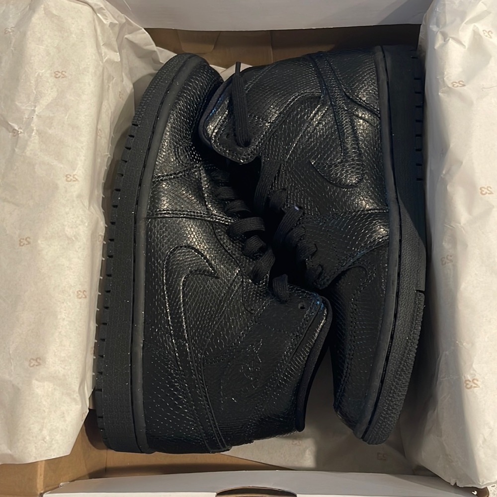 Women's Black Sneakers